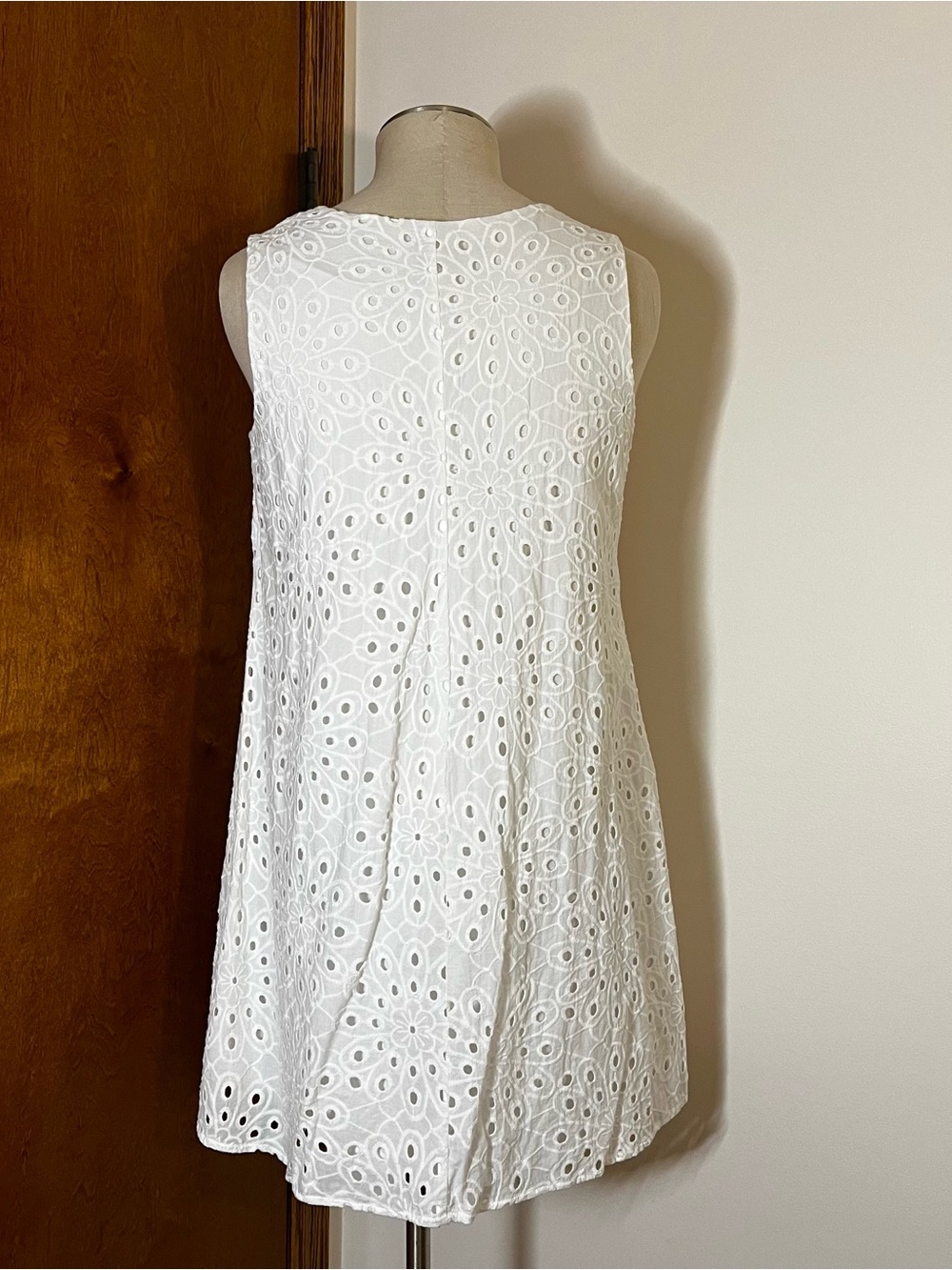 Signature by Robbie Bee White Eyelet Shift Dress - Picture 2 of 3